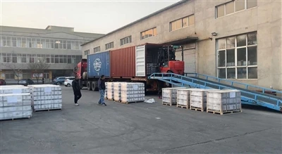 容器に商品を積み込んで出荷します